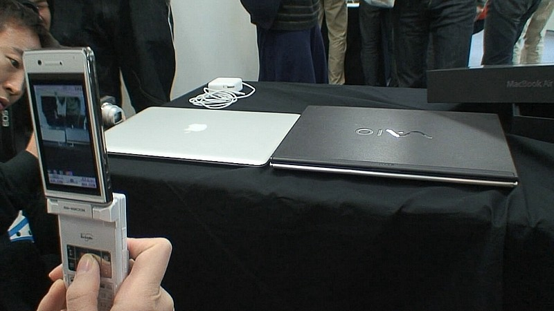 Illustration for article titled MacBook Air Unboxed, Compared to Sony VAIO